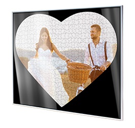 Puzzle frame for heart photo puzzle; Detailed view corner